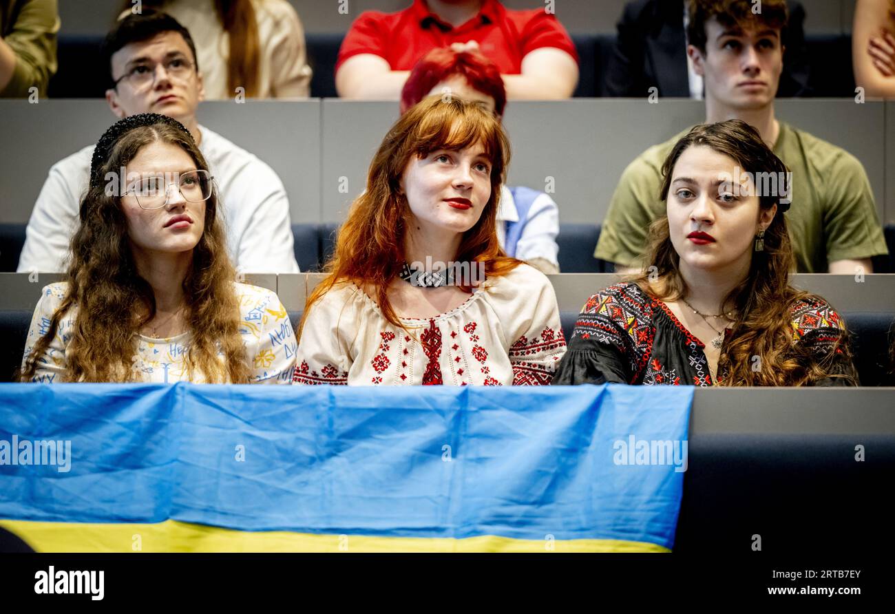 L'Aia, Paesi Bassi. 12 settembre 2023. L'AIA - il presidente ucraino Volodymyr Zelensky si rivolge agli studenti olandesi tramite un live streaming. Il discorso è stato organizzato dall'Università di Leida e dall'Università di Scienze applicate dell'Aia. ANP ROBIN UTRECHT paesi bassi Out - belgio Out credito: ANP/Alamy Live News Foto Stock