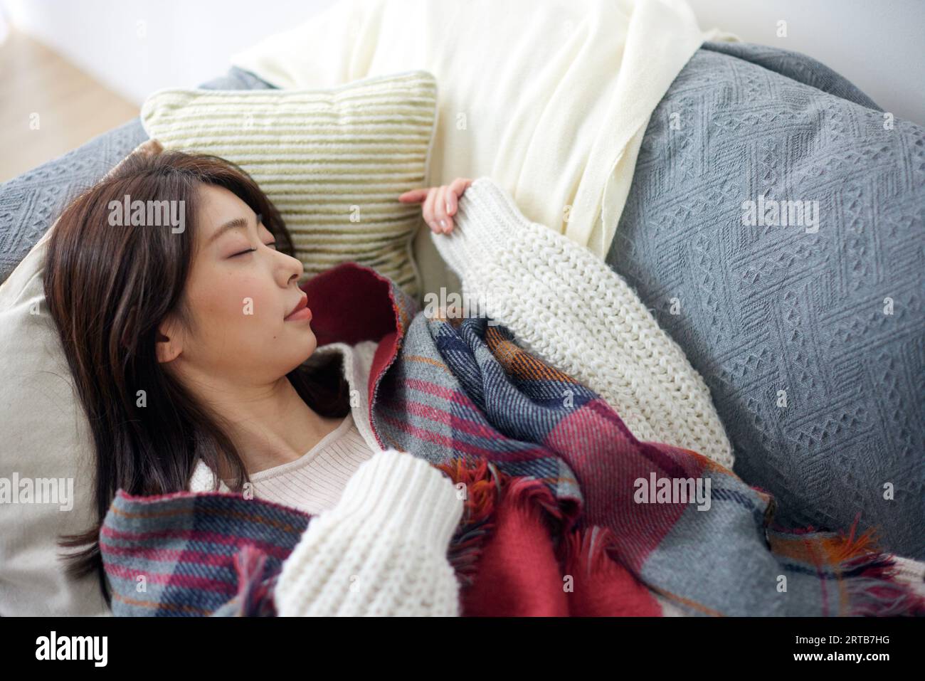 Donna giapponese che si rilassa a casa Foto Stock