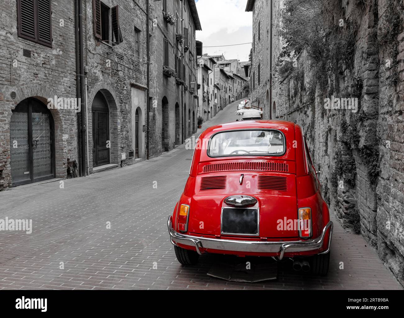 Vecchia auto d'epoca rossa su una strada italiana Foto Stock
