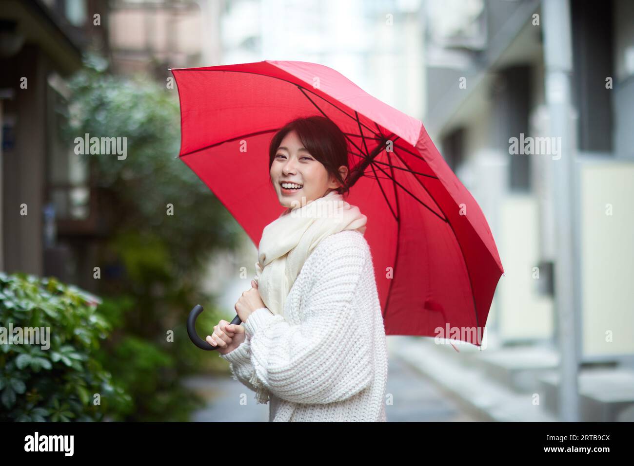 Donna giapponese con ombrello fuori Foto Stock