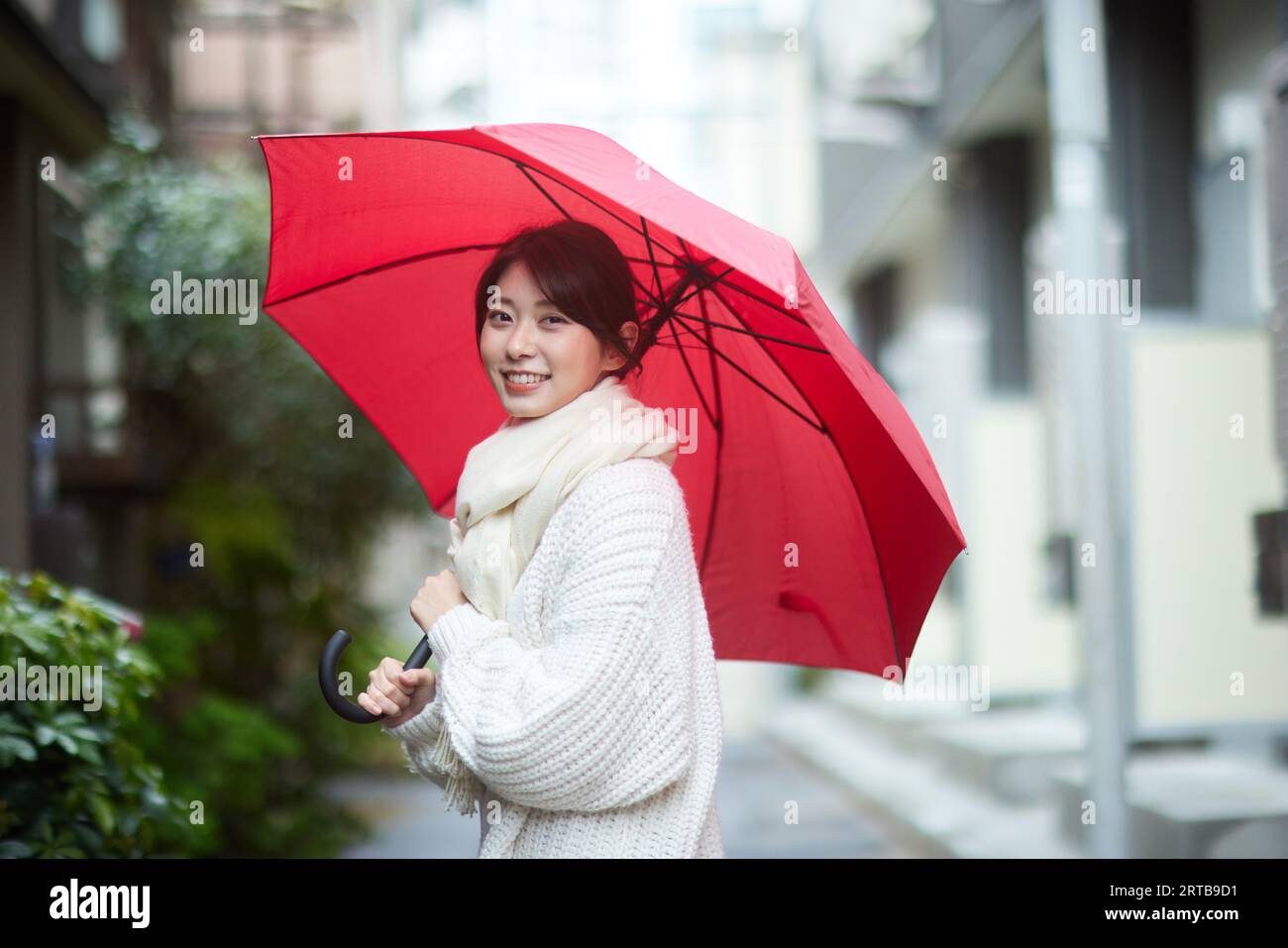 Donna giapponese con ombrello fuori Foto Stock