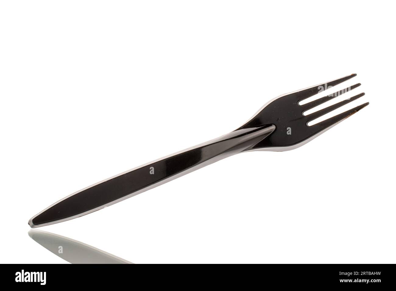 Una forchetta in plastica, macro, isolata su sfondo bianco. Foto Stock
