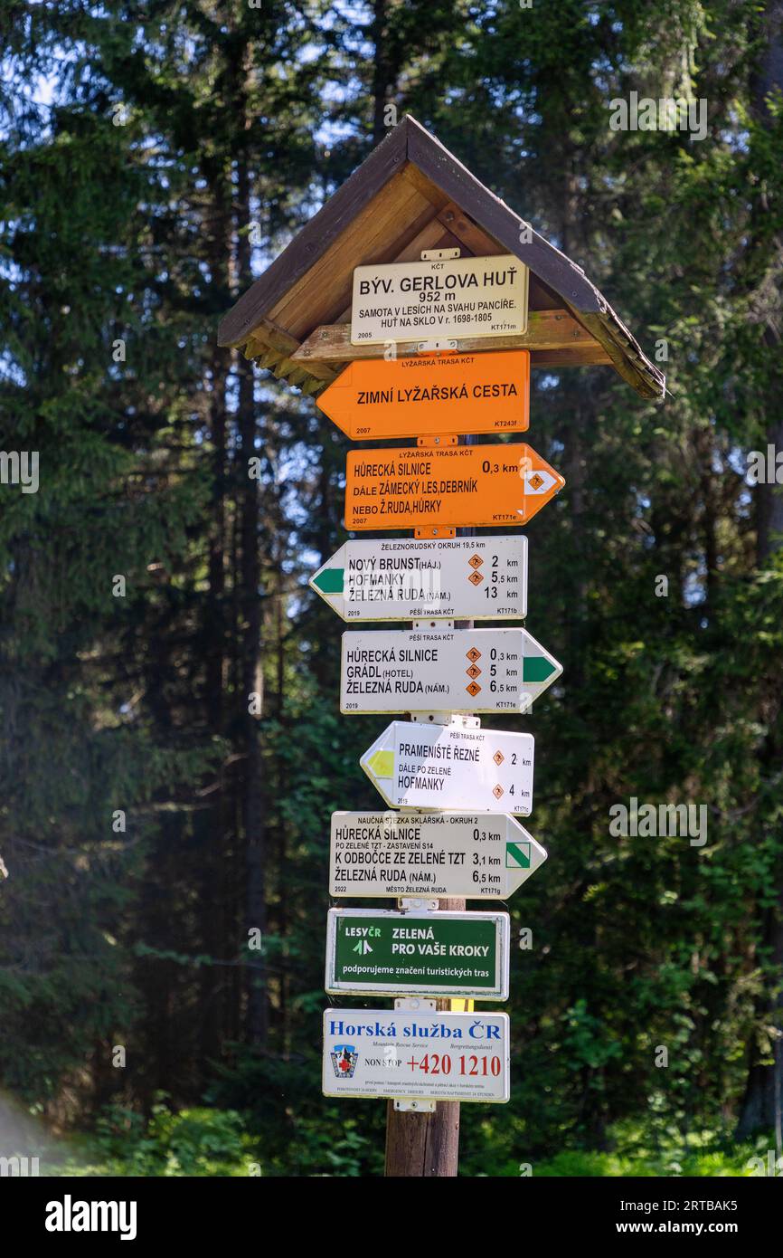 Indicazione per piste ciclabili e sentieri escursionistici a Gerlova Huť nella riserva della biosfera di Šumava nella foresta boema nella Repubblica Ceca Foto Stock