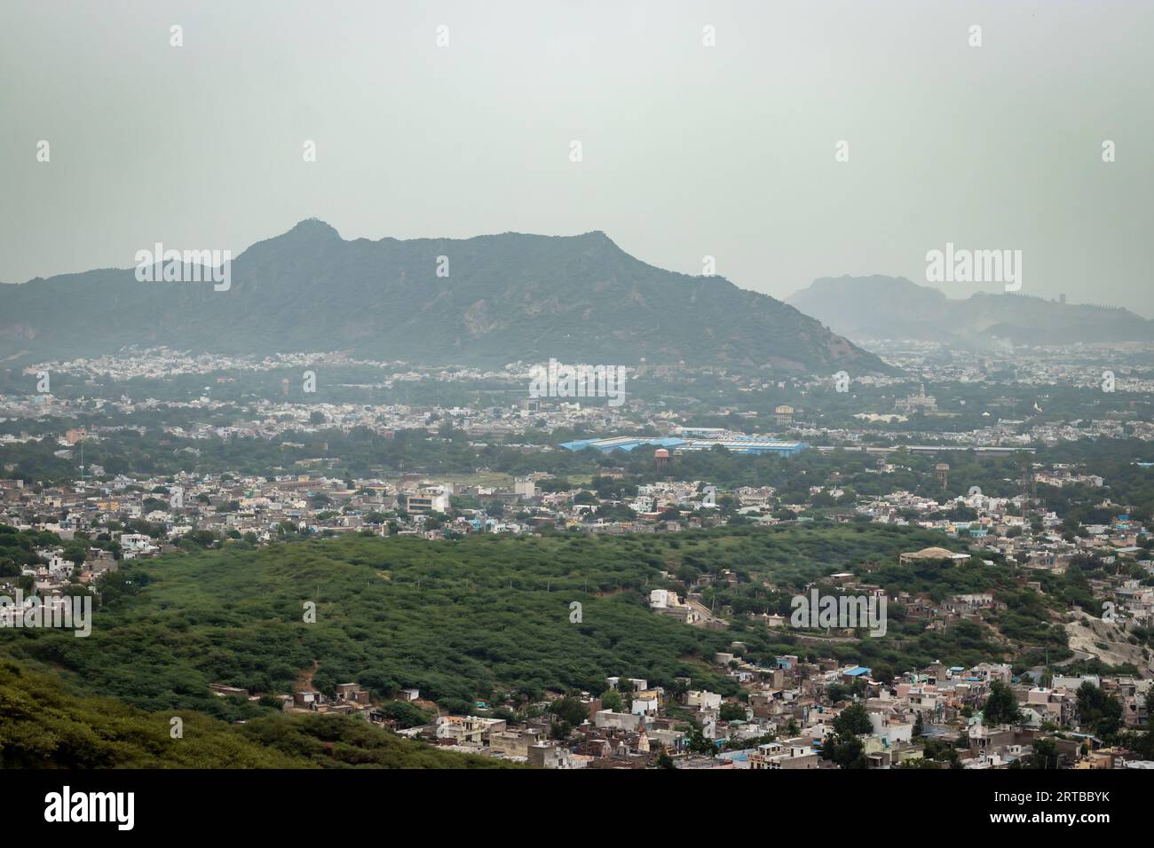 affollate case cittadine con un paesaggio di montagna nebbioso al mattino da un angolo piatto, l'immagine viene scattata ad ajmer rajasthan india Foto Stock