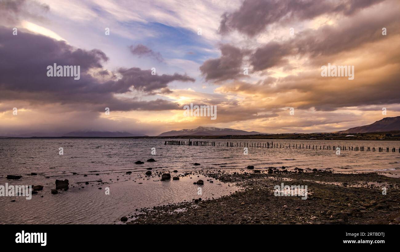 Tramonto sulle montagne presso lo storico molo Muelle Historico presso il porto di Puerto Natales, Cile, Patagonia, Sud America Foto Stock