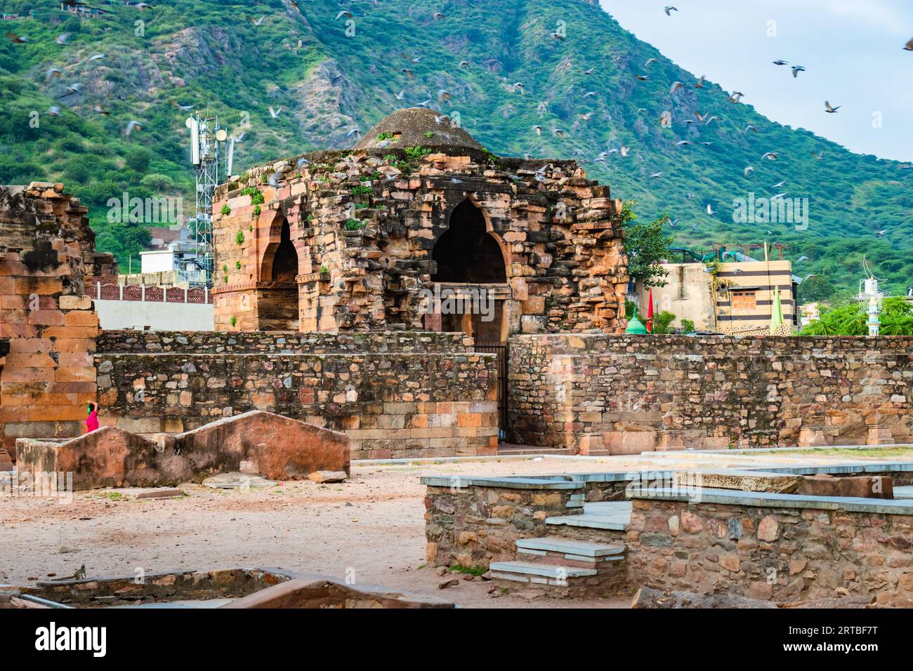 Antica grande moschea chiamata Adhai DIN Ka Jhonpra, architettura vintage con cielo blu luminoso di giorno da angolazioni diverse, l'immagine viene scattata all'Adhai DIN Ka Foto Stock