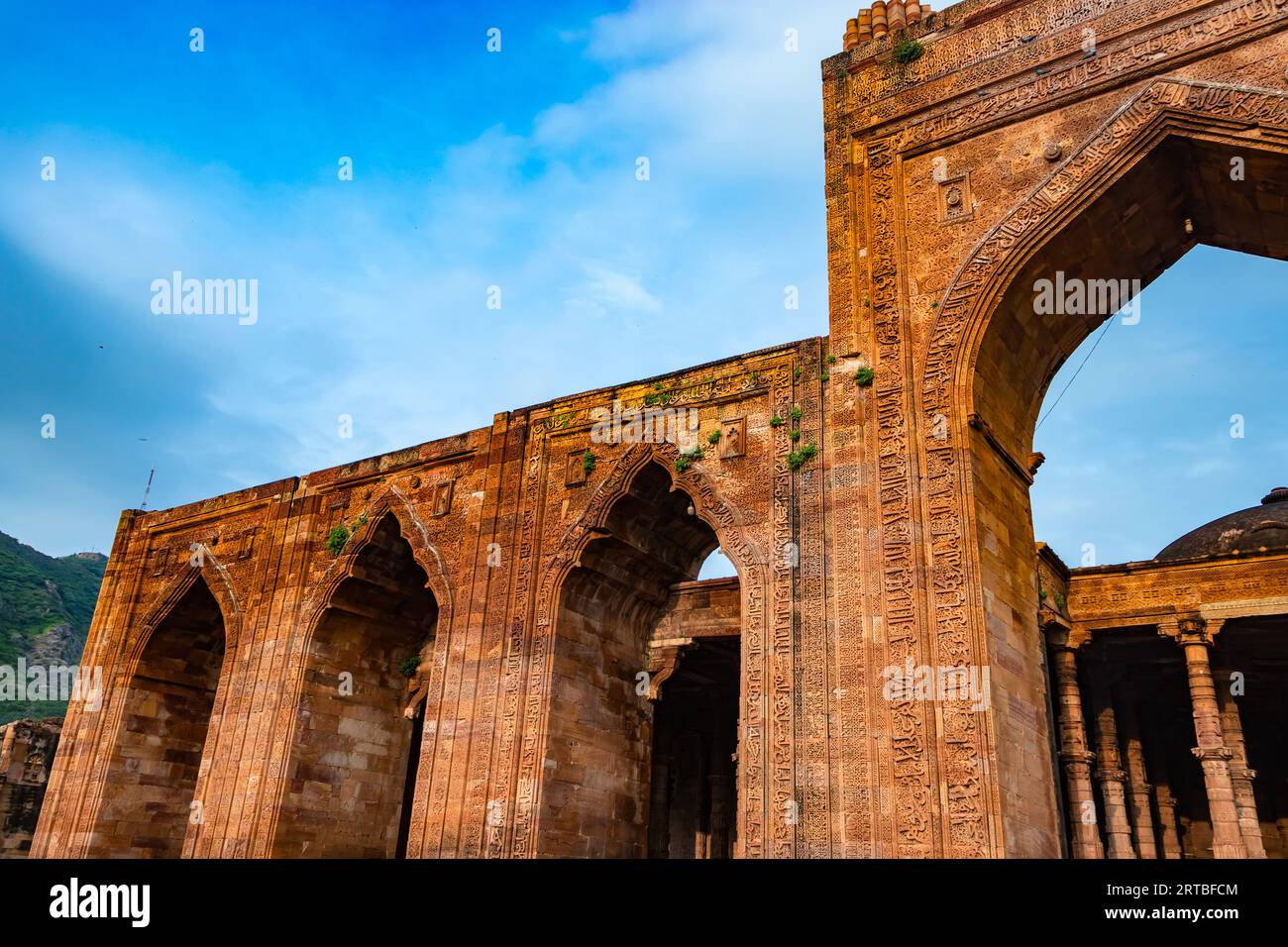 Antica grande moschea chiamata Adhai DIN Ka Jhonpra, architettura vintage con cielo blu luminoso di giorno da angolazioni diverse, l'immagine viene scattata all'Adhai DIN Ka Foto Stock
