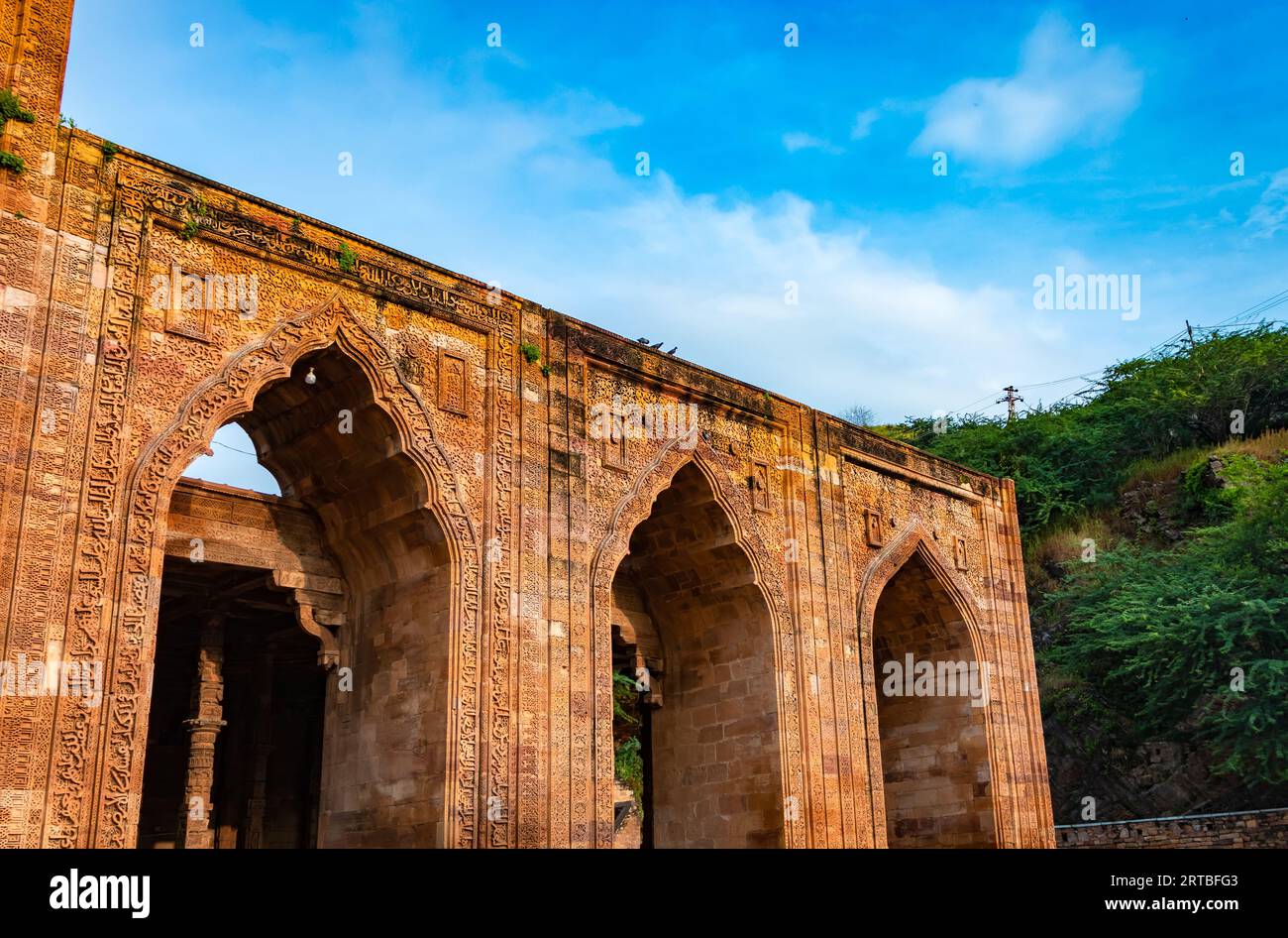 Antica grande moschea chiamata Adhai DIN Ka Jhonpra, architettura vintage con cielo blu luminoso di giorno da angolazioni diverse, l'immagine viene scattata all'Adhai DIN Ka Foto Stock
