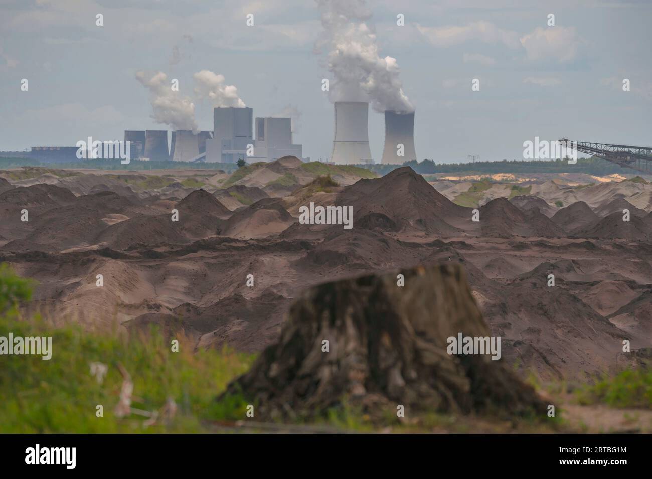 Centrale elettrica alimentata a lignite nel paesaggio post-minerario, Germania, Sassonia, Lusazia Foto Stock