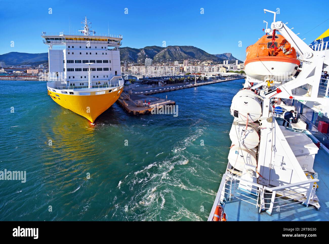 Traghetto per la Corsica nel porto di Tolone, Francia, Provenza, Tolone Foto Stock