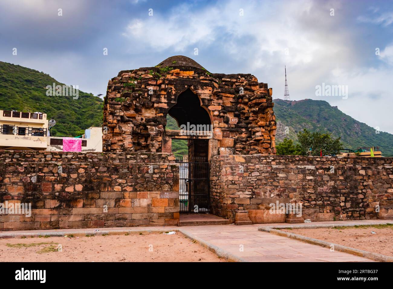 Antica grande moschea chiamata Adhai DIN Ka Jhonpra, architettura vintage con cielo blu luminoso di giorno da angolazioni diverse, l'immagine viene scattata all'Adhai DIN Ka Foto Stock