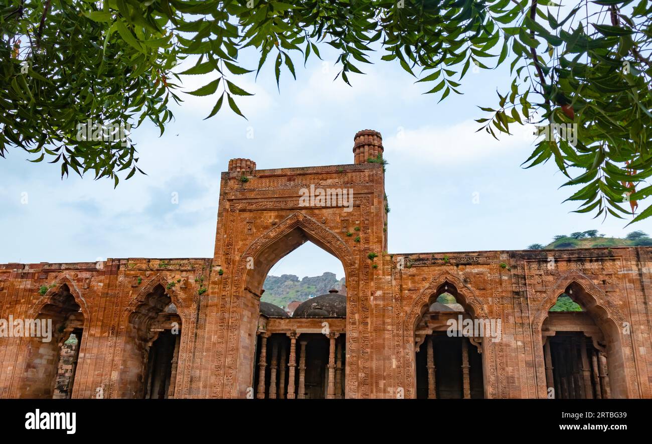 Antica grande moschea chiamata Adhai DIN Ka Jhonpra, architettura vintage con cielo blu luminoso di giorno da angolazioni diverse, l'immagine viene scattata all'Adhai DIN Ka Foto Stock