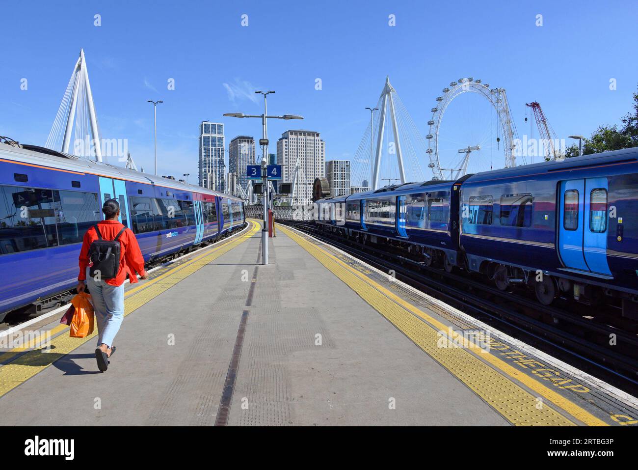 Londra, Regno Unito. Stazione di Charing Cross - fine di una piattaforma con vista del London Eye e degli edifici sulla South Bank Foto Stock