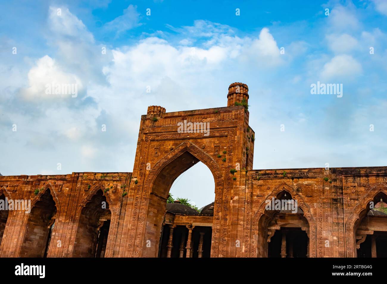Antica grande moschea chiamata Adhai DIN Ka Jhonpra, architettura vintage con cielo blu luminoso di giorno da angolazioni diverse, l'immagine viene scattata all'Adhai DIN Ka Foto Stock