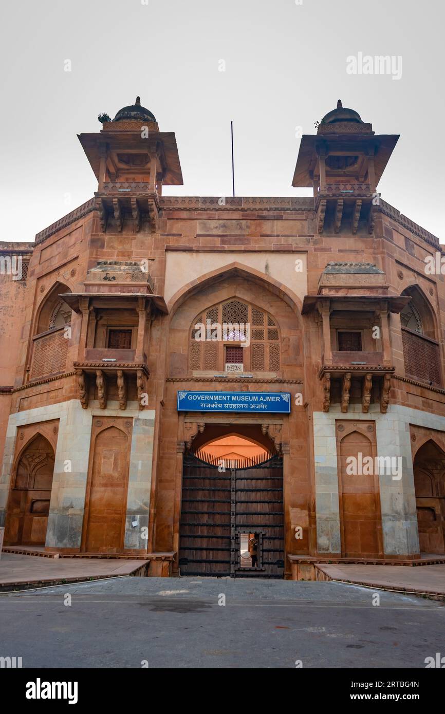 L'architettura d'epoca del museo del governo di ajmer con un cielo luminoso durante il giorno viene scattata al museo del governo di ajmer ad ajmer nel rajasthan india il 19 agosto 2023. Foto Stock