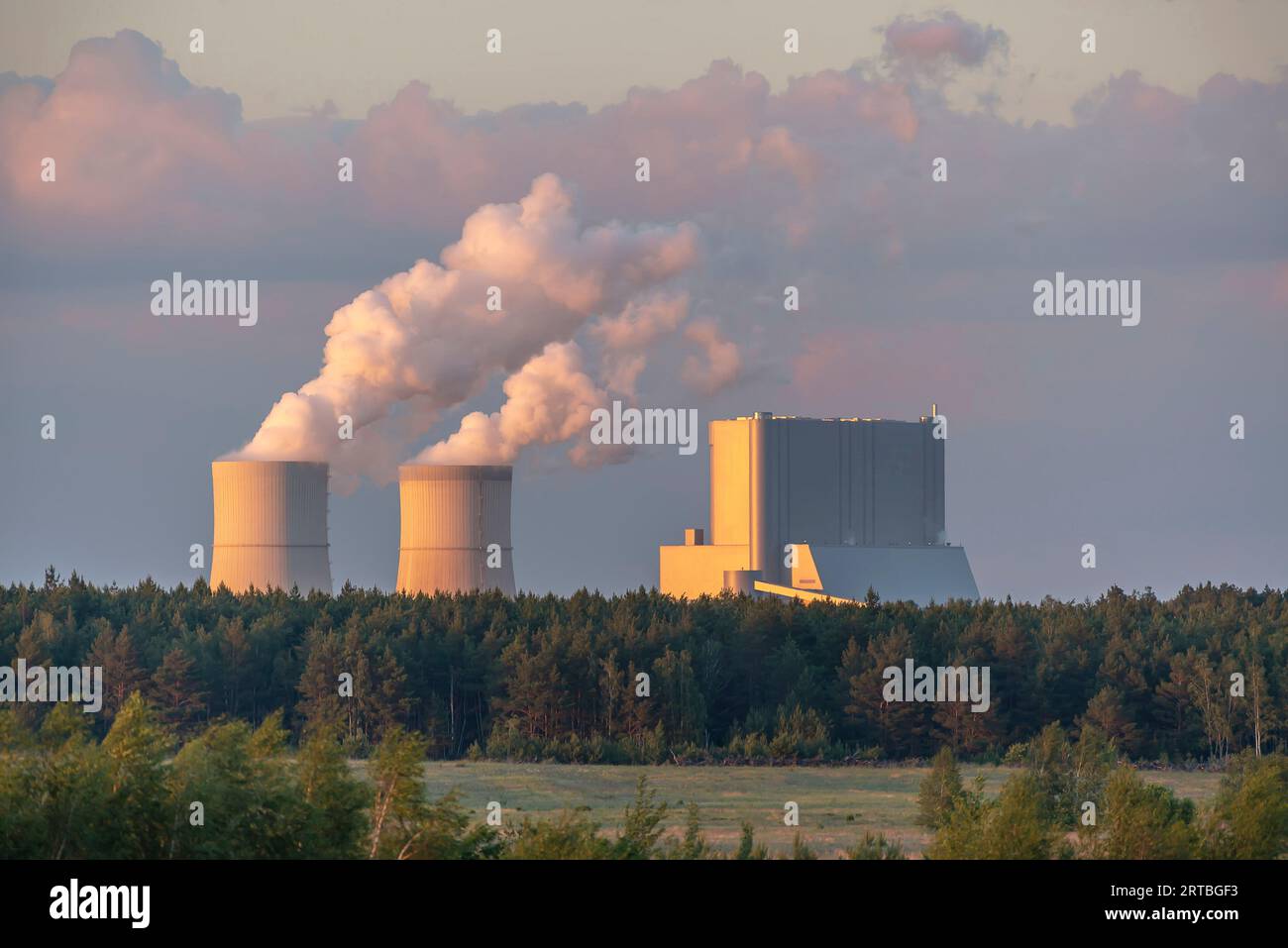 Centrale elettrica alimentata a lignite nel paesaggio post-minerario, Germania, Sassonia, Lusazia Foto Stock