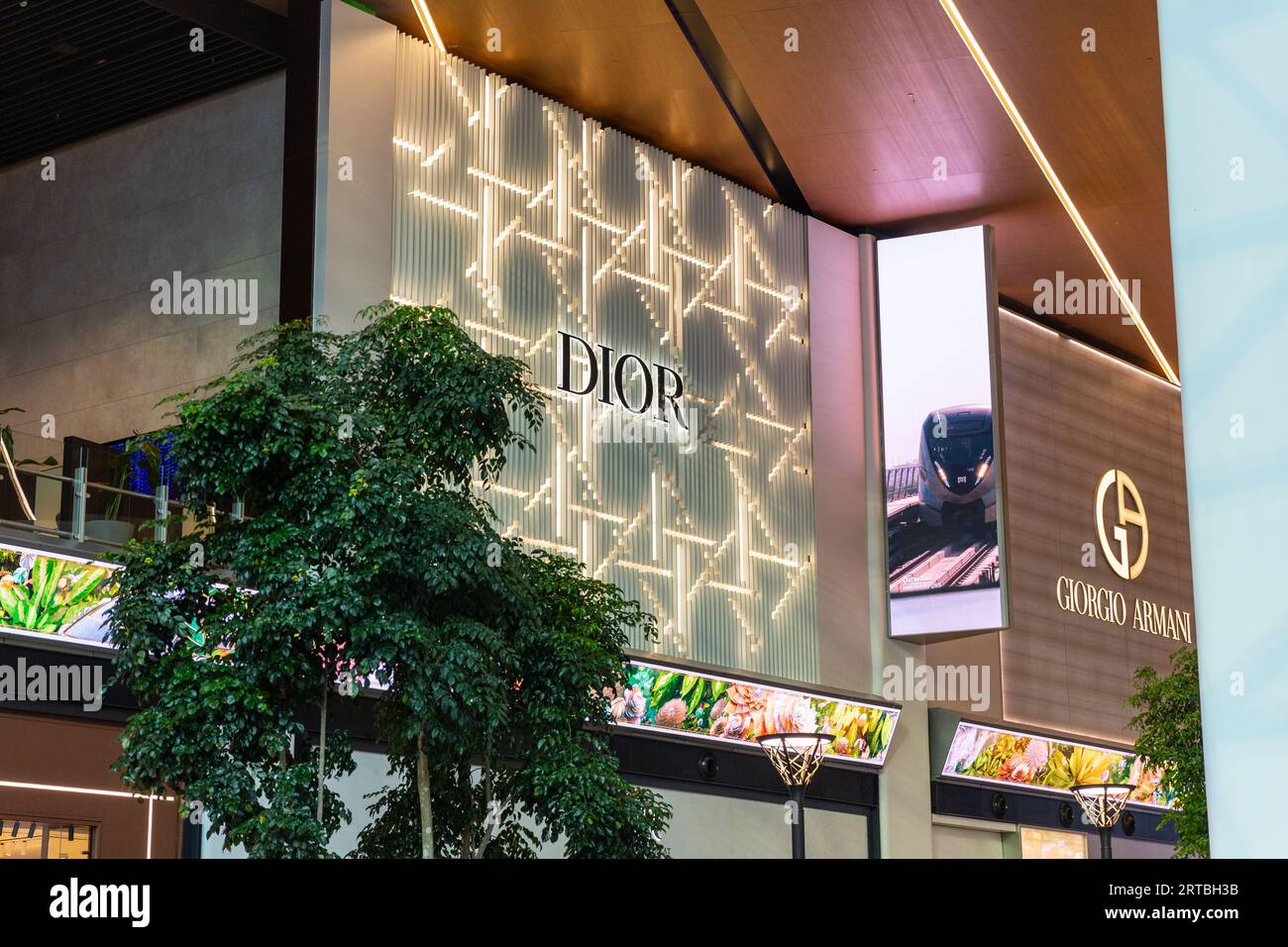 Negozio duty free Dior all'aeroporto internazionale di Doha Hamad, Qatar Foto Stock
