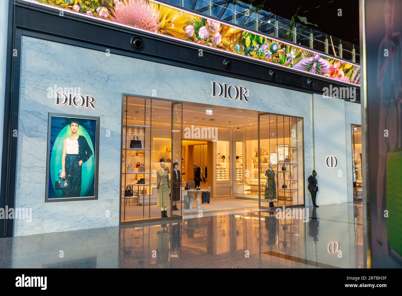 Negozio duty free Dior all'aeroporto internazionale di Doha Hamad, Qatar Foto Stock