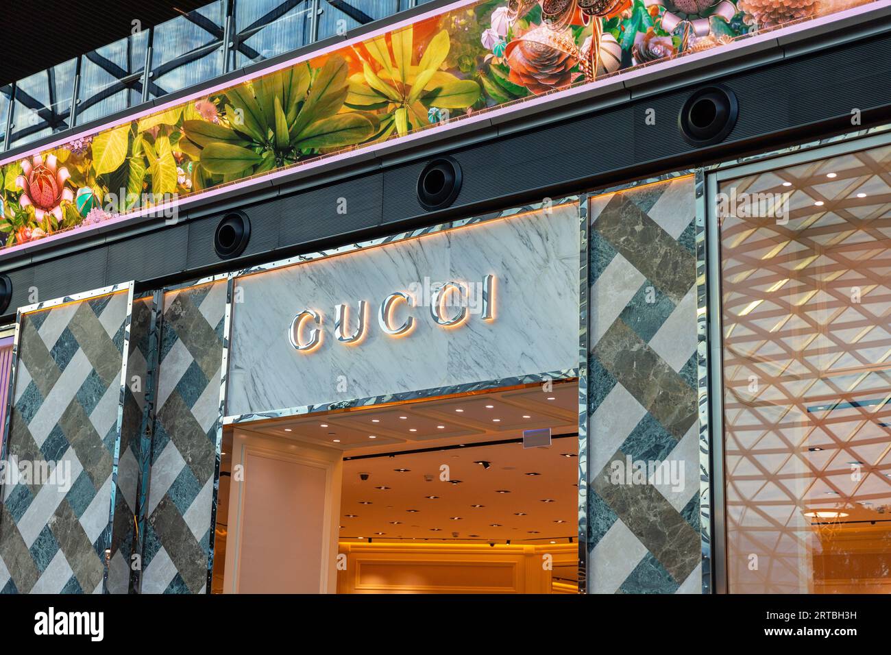 Negozio duty free Gucci all'aeroporto internazionale di Doha Hamad, Qatar Foto Stock