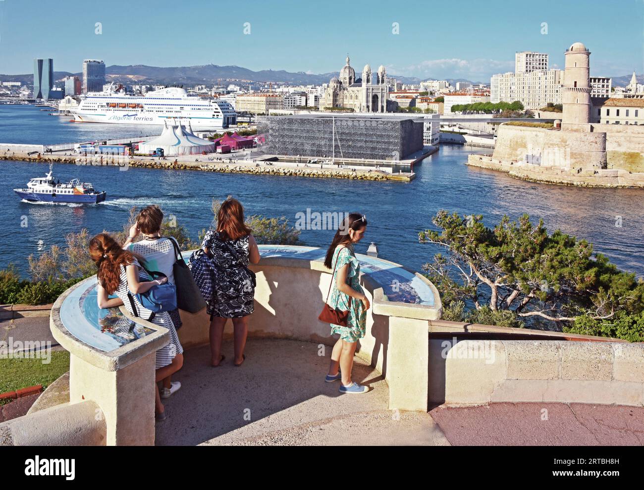 Indicatore del punto di osservazione nel parco del Prado, sul retro il museo Mucem, la cattedrale la Major e la torre Fanal, Francia, Provenza, Bouches du Rhone, Foto Stock