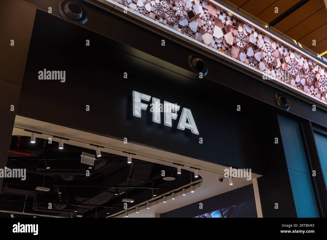 Negozio duty free FIFA all'aeroporto internazionale di Doha Hamad, Qatar Foto Stock