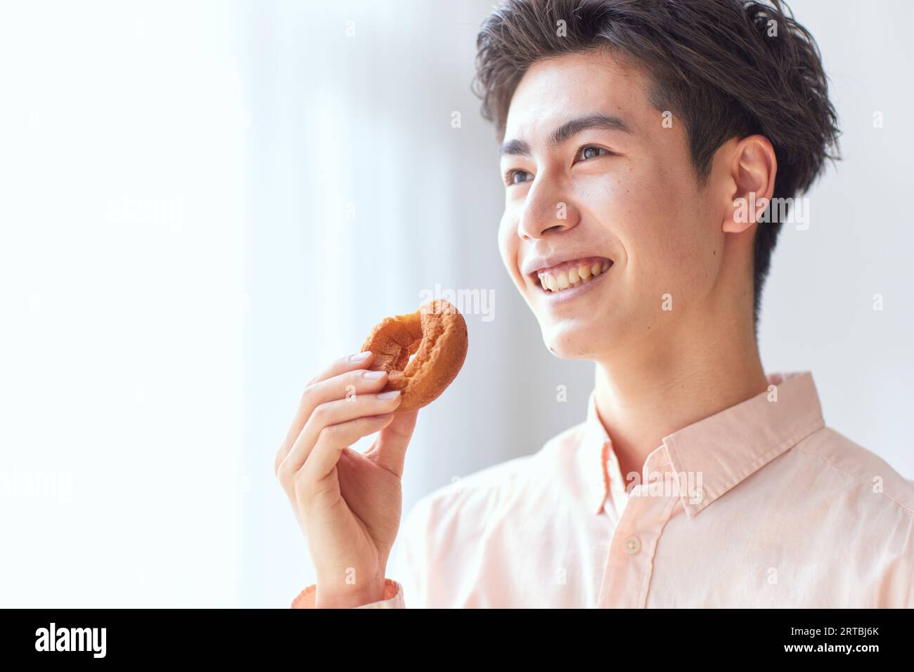 Uomo giapponese che mangia a casa Foto Stock