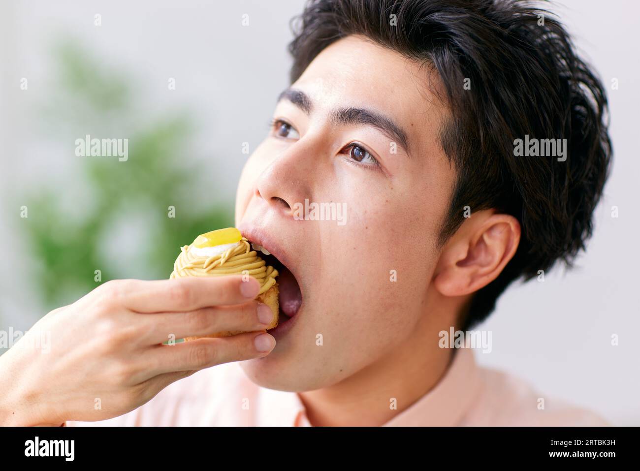 Uomo giapponese che mangia a casa Foto Stock