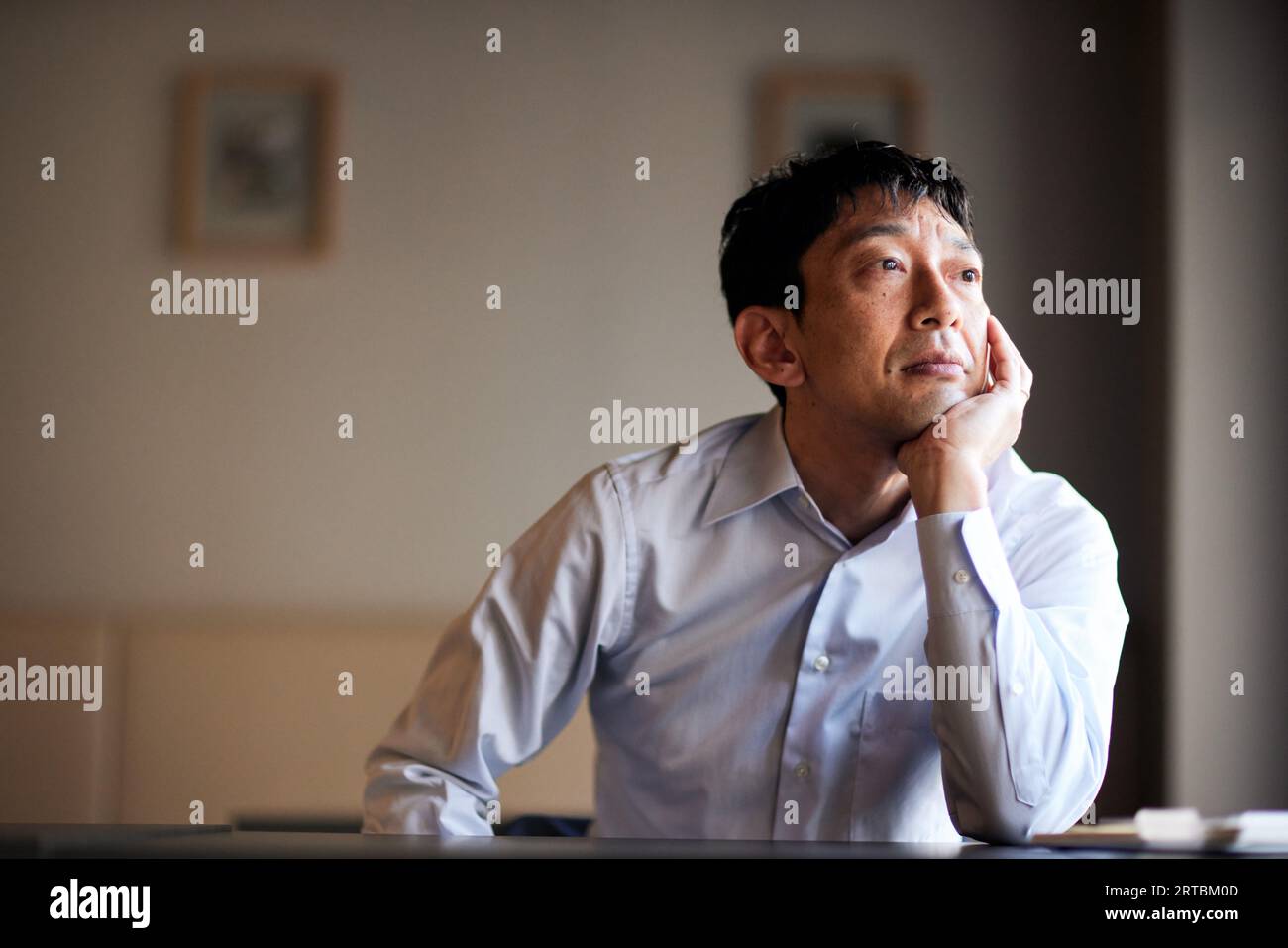 Ritratto uomo giapponese al coperto Foto Stock
