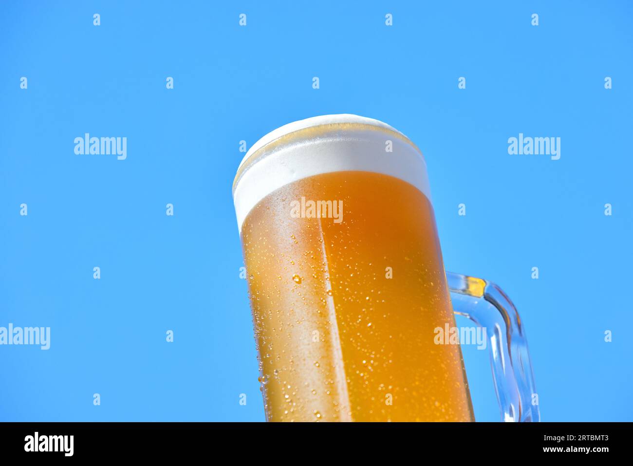 Bicchiere di birra e cielo blu Foto Stock