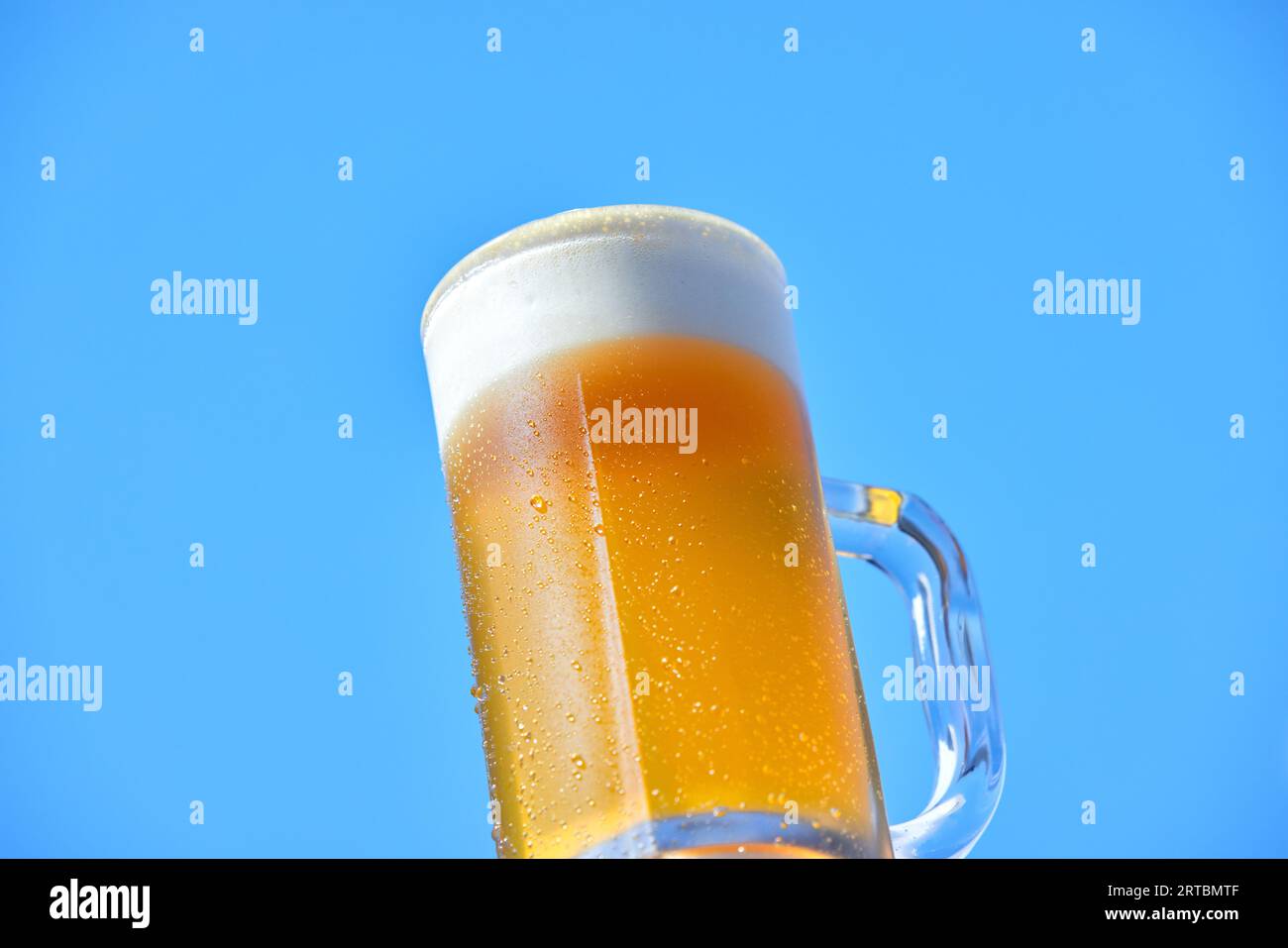 Bicchiere di birra e cielo blu Foto Stock