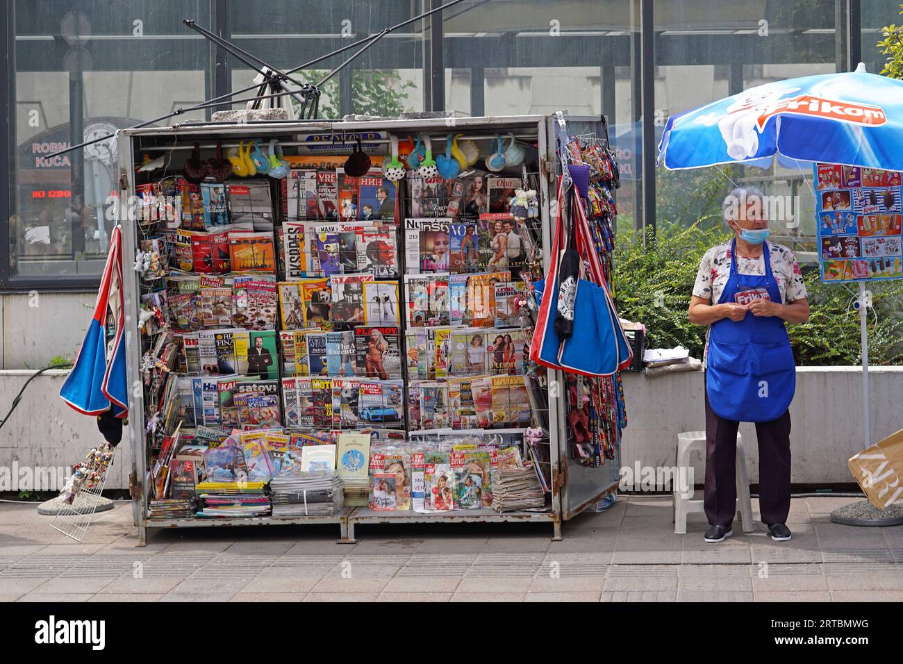 Belgrado, Serbia - 5 giugno 2020: Tutti i giornali e le riviste pubblicano un chiosco per i media in strada nella capitale, estate. Foto Stock