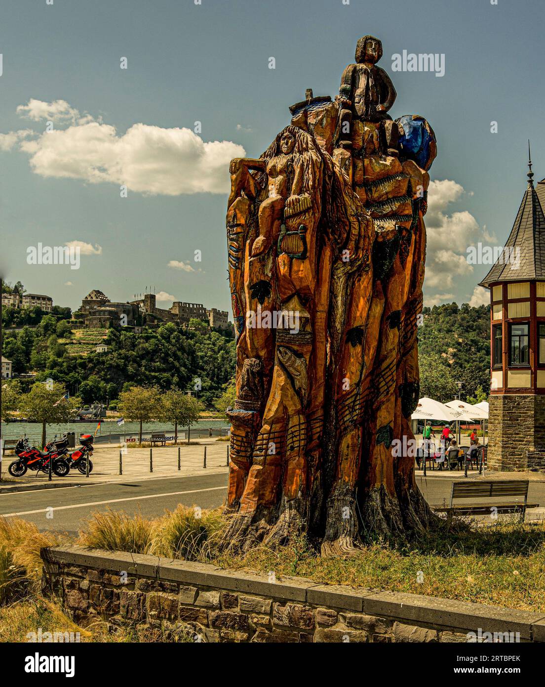 Scultura di alberi sul lungolago del Reno con il motivo di Loreley, sullo sfondo il Castello di Rheinfels a St. Goar, St. Goarshausen, alto Medio Reno Vall Foto Stock