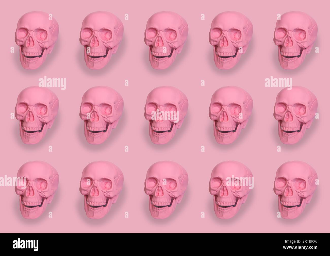 motivo teschi rosa pastello su sfondo rosa concetto halloween Foto Stock
