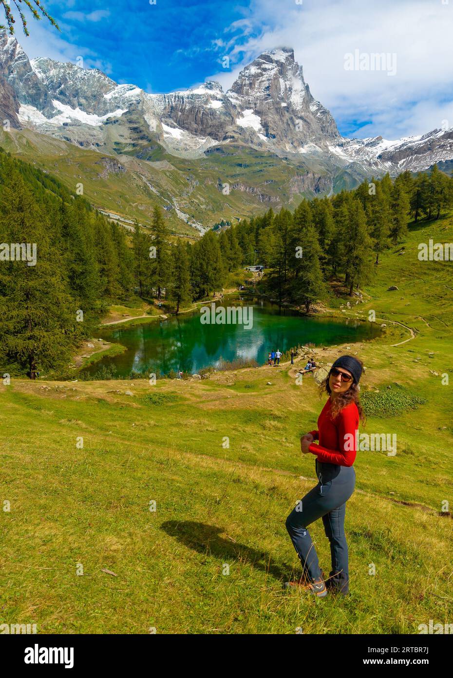 Breuil-Cervinia (Italia) - Una vista sulla città montana di Cervinia con la cima delle Alpi Cervino, i sentieri escursionistici e il lago turistico Lago Blu, Valle d'Aosta Foto Stock