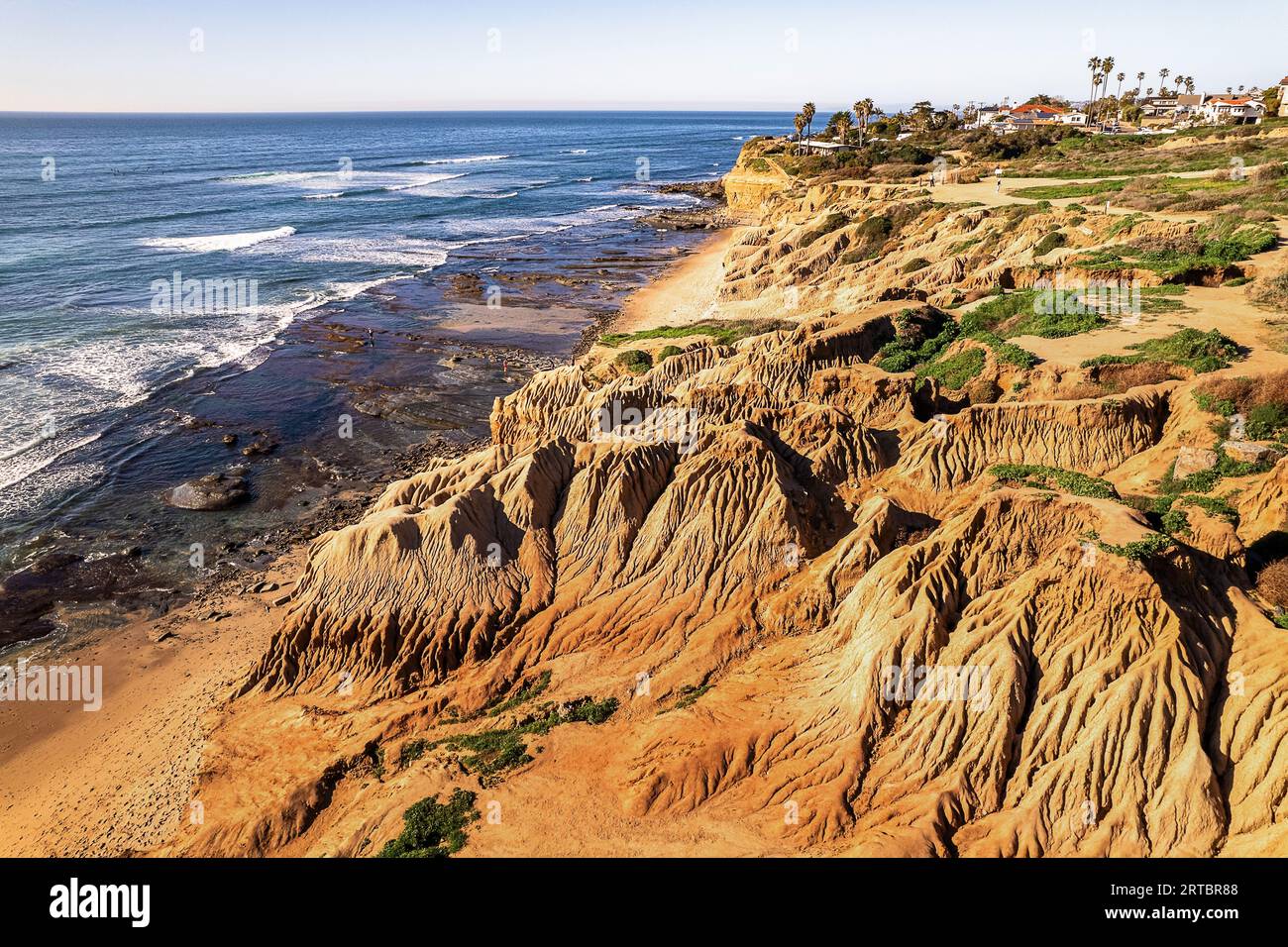Vista delle scogliere soleggiate rocciose, delle onde e dell'orizzonte blu a Sunset Cliffs, a Point Loma, San Diego, California Foto Stock