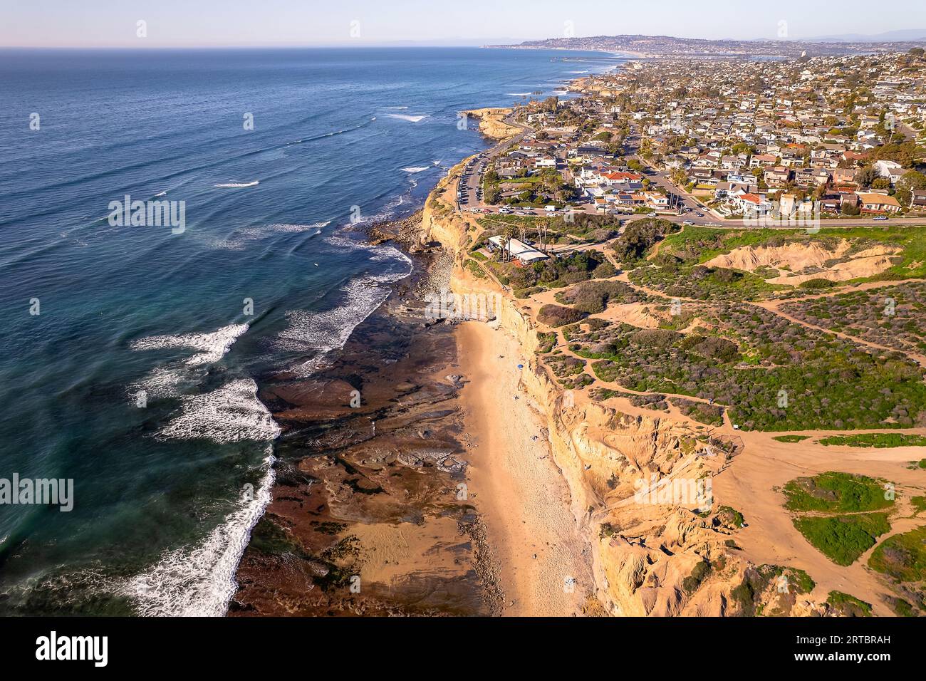 Vista della splendida San Diego, California, alle Sunset Cliffs di Point Loma. Con l'Oceano Pacifico un orizzonte blu Foto Stock