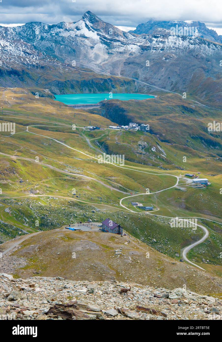 Breuil-Cervinia (Italia) - Una vista sulla città montana di Cervinia con la cima delle Alpi Cervino, i sentieri escursionistici e il lago turistico Lago Blu, Valle d'Aosta Foto Stock