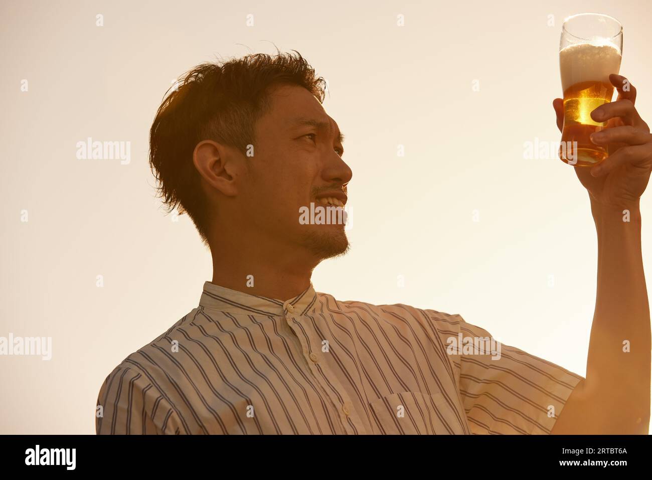 Un giapponese che beve birra Foto Stock