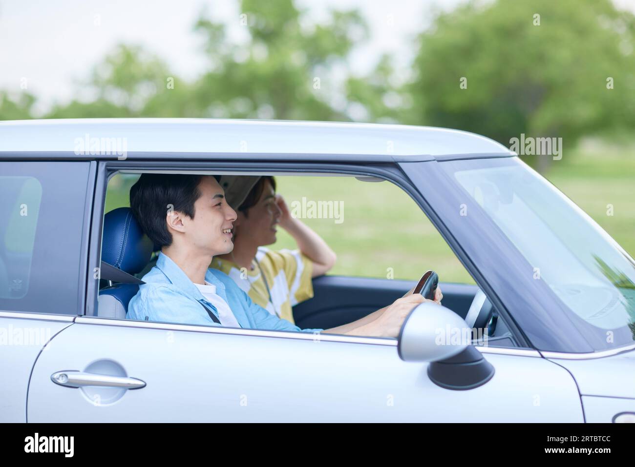 Uomini giapponesi che guidano Foto Stock