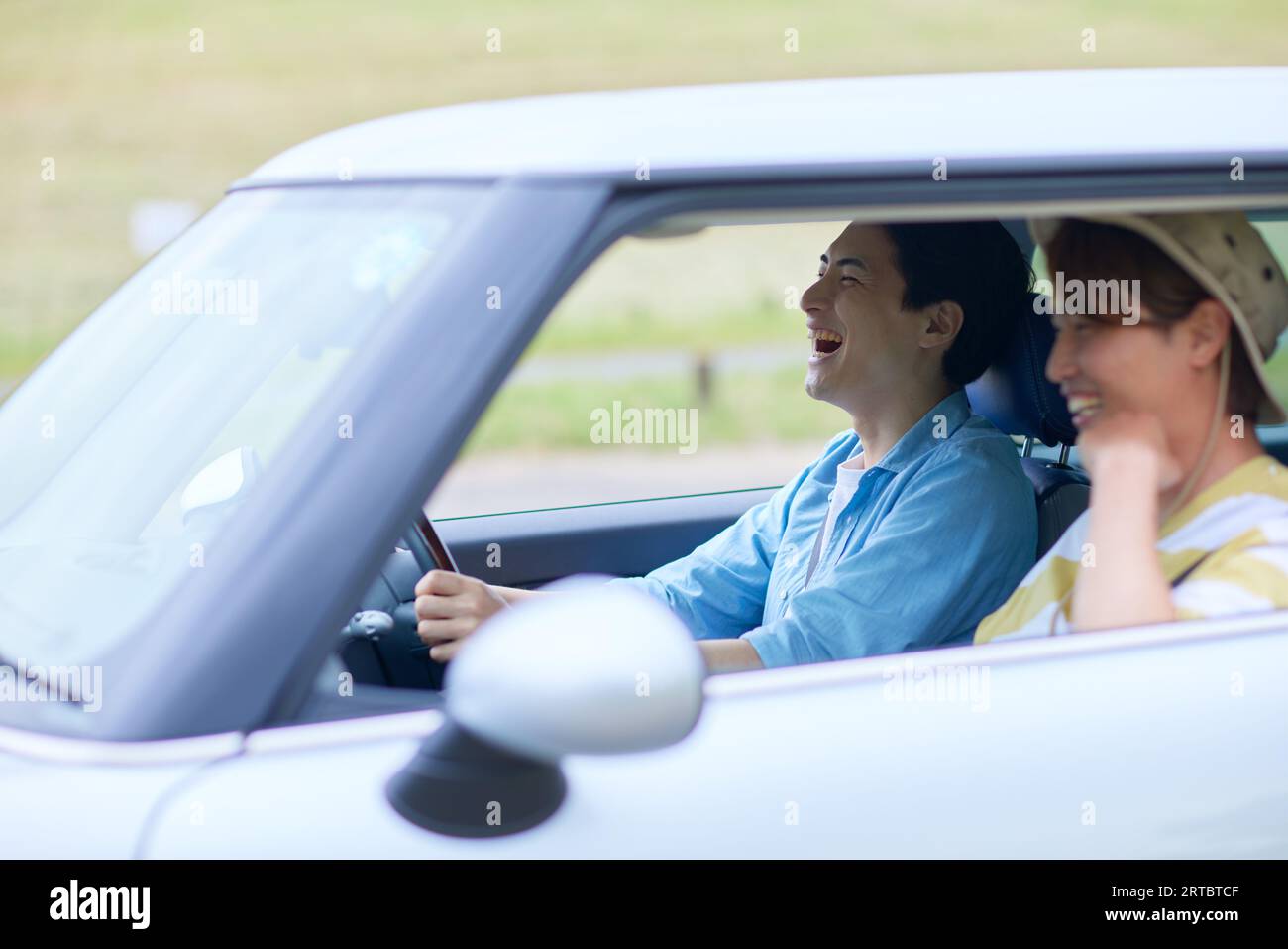 Uomini giapponesi che guidano Foto Stock