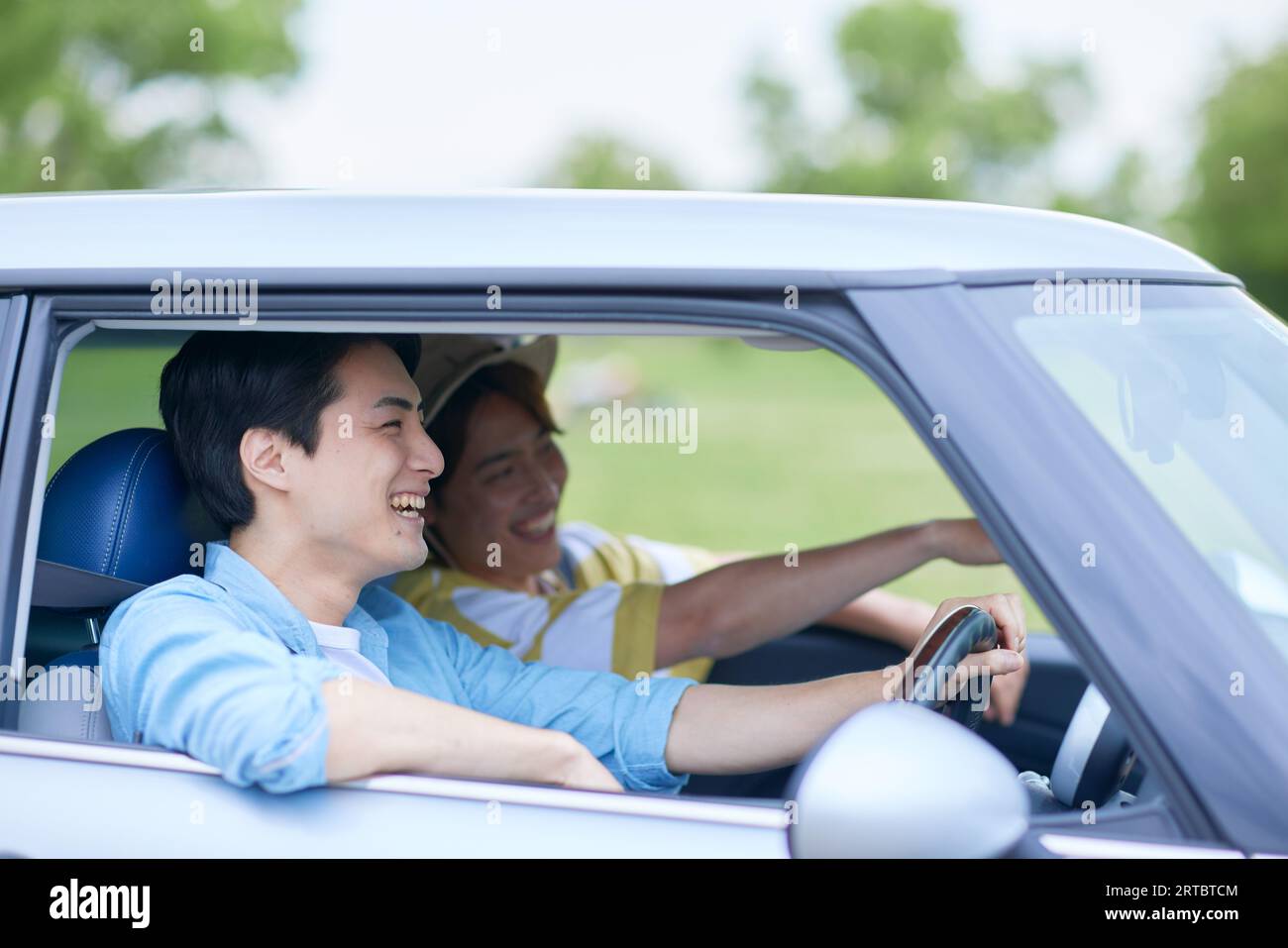 Uomini giapponesi che guidano Foto Stock