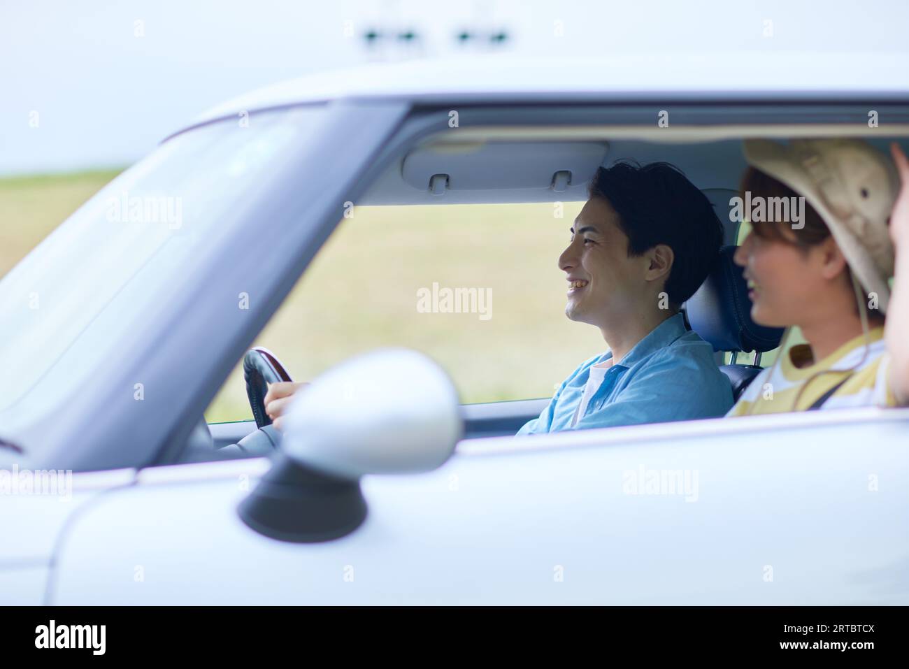Uomini giapponesi che guidano Foto Stock