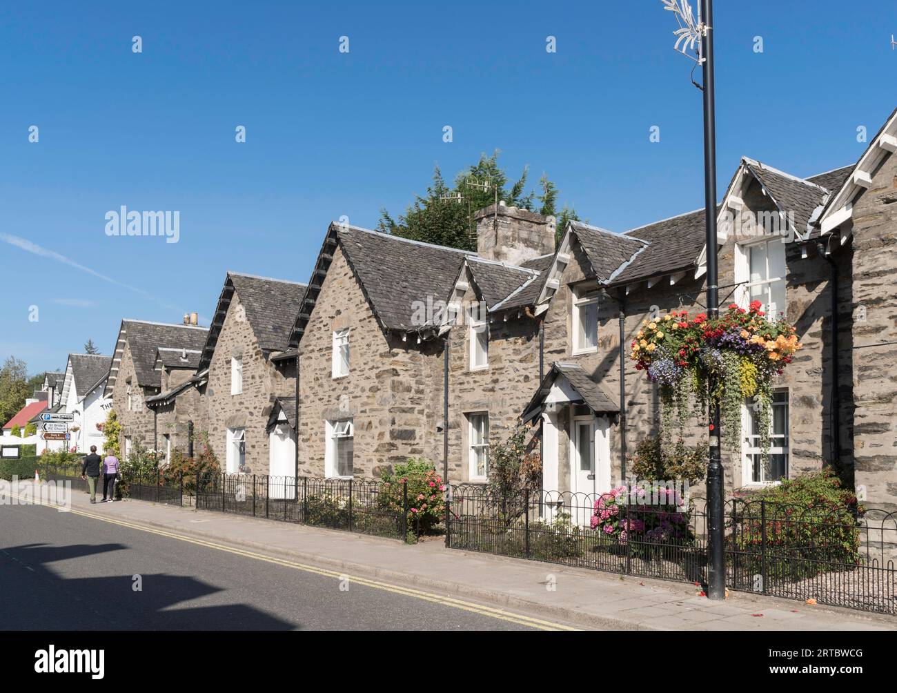 Una fila di cottage in pietra a Pitlochry, Scozia, Regno Unito Foto Stock