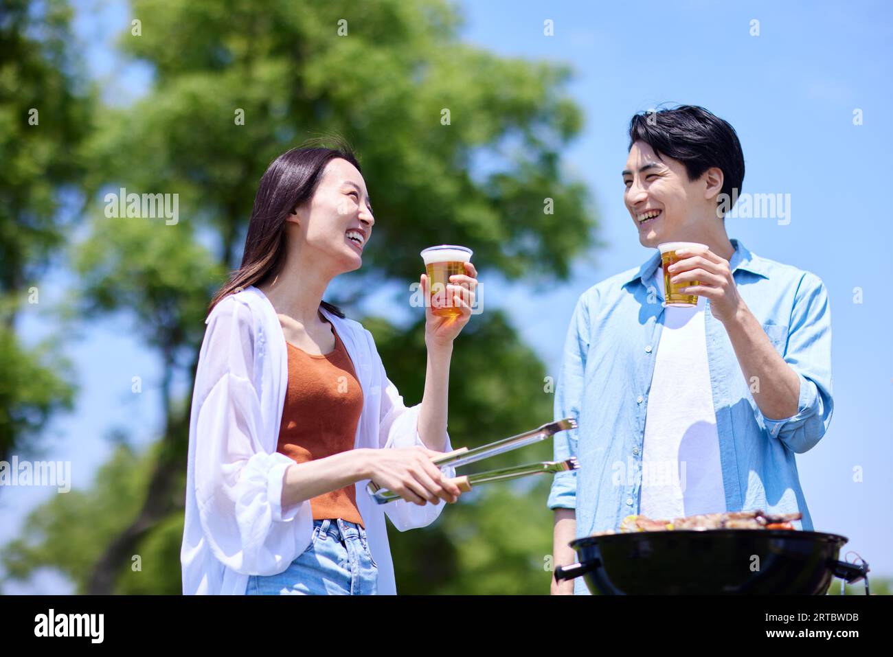 I giapponesi fanno barbecue al parco cittadino Foto Stock