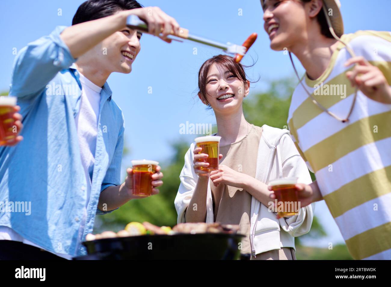 I giapponesi fanno barbecue al parco cittadino Foto Stock