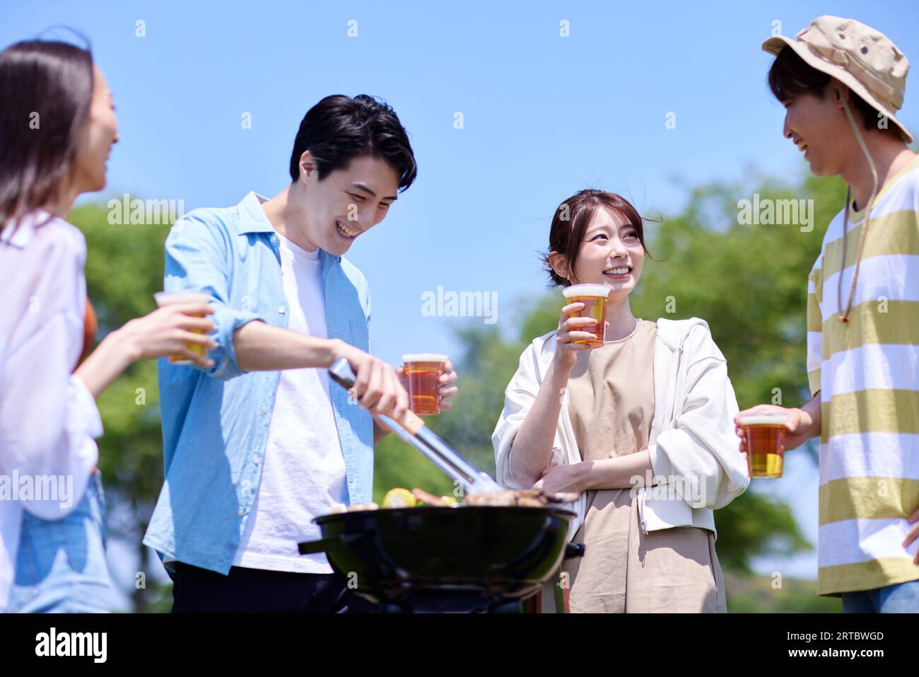 I giapponesi fanno barbecue al parco cittadino Foto Stock