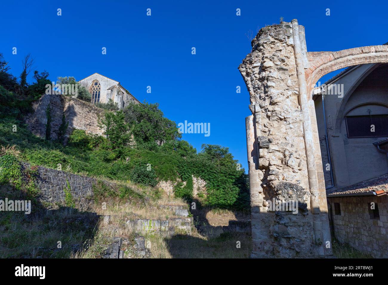 Europa, Spagna, Navarra, Estella-Lizarra, Convento de Santo Domingo (Monastero) sulla collina sopra la Iglesia del Santo Sepulcro (Chiesa) Foto Stock