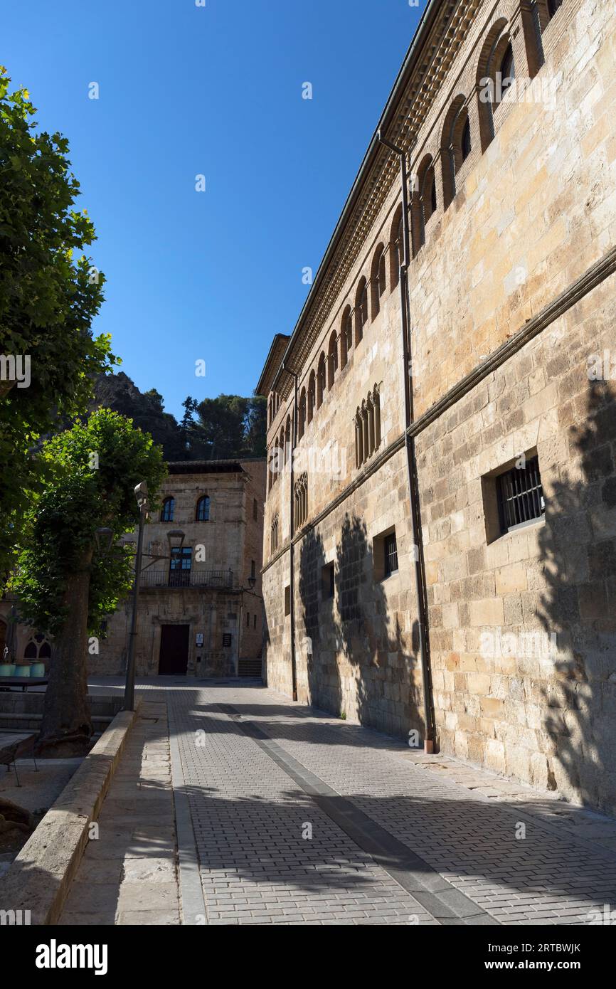 Europa, Spagna, Navarra, Estella-Lizarra, Palacio de los Reyes de Navarra (Palazzo dei Re di Navarra) da Piazza San Martin Foto Stock