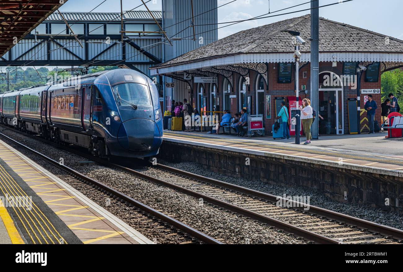 Grantham, Lincolnshire, Regno Unito - Un treno Hull che si avvicina alla piattaforma della stazione ferroviaria di Grantham mentre viaggia verso nord Foto Stock Grantham, Lincolnshire, Regno Unito - Un treno Hull che si avvicina alla piattaforma della stazione ferroviaria di Grantham mentre viaggia verso nord Foto Stock