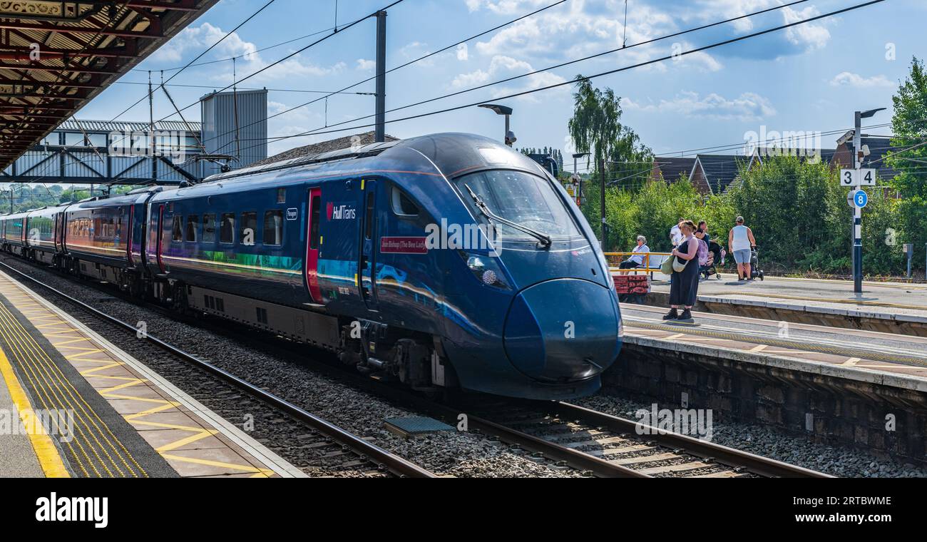 Grantham, Lincolnshire, Regno Unito - Un treno Hull che si avvicina alla piattaforma della stazione ferroviaria di Grantham mentre viaggia verso nord Foto Stock Grantham, Lincolnshire, Regno Unito - Un treno Hull che si avvicina alla piattaforma della stazione ferroviaria di Grantham mentre viaggia verso nord Foto Stock
